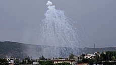 Izraelská stela explodovala nad libanonskou pohraniní vesnicí Aita al-Shaab....