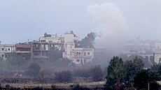 Stoupající dým nad libanonskou pohraniní vesnicí Aita al-Shaab (15. íjna 2023)