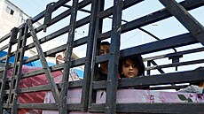 Palestinské d�ti, které uprchly ze svých dom� b�hem izraelských úder�,...