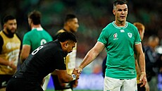 Novozélandský hromotluk Ardie Savea (vlevo), zvolený muem tvrtfinále MS proti...