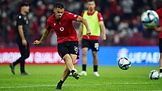 Albánský záloník Kristjan Asllani bhem rozcviení ped kvalifikaním zápasem...
