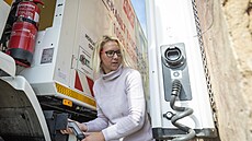 Lenka Popeláková ídí v Praze elektrický kuka vz Renault