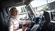 Lenka Popeláková řídí v Praze elektrický kuka vůz Renault