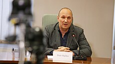 Historicky �estý primátor Jihlavy Petr Ry�ka (ODS) je se sm��ováním krajského m�sta Vyso�iny spokojen. V��í, �e ekonomice prosp�je nejen dokon�ení Horácké multifunk�ní arény, ale také centrální dopravní terminál.