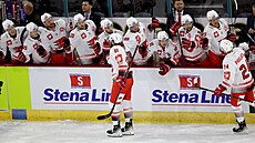 Martin Kaut (na led� vlevo) se raduje z prvního gólu Pardubic do sít� Belfastu.