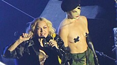 Madonna na prvním koncertu svého turné vystoupila s ukrajinskou vlajkou.