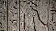 Reliéfní zobrazení boha Banebdedeta na jedné ze stran sarkofágu. (17. íjna...