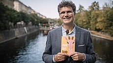 Patrik Hartl ktí svou knihu Gazely v praském Jazz Docku. (17. íjna 2023)