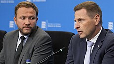 Estonský ministr zahranií Margus Tsahkna (vlevo) a estonský ministr obrany...