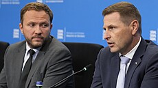 Estonský ministr zahrani�í Margus Tsahkna (vlevo) a estonský ministr obrany...
