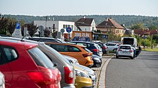 Parkovi�t� u zlínské zoo nesta�í náporu náv�t�vník�. (�íjen 2023)