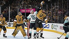 Basketbalový souboj o puk v podání Alexe Pietrangela (vpravo) z Vegas a Jordana...