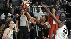 Aja Wilsonová z  Las Vegas Aces, zakon�uje na ko� p�es bránící Jonquel...
