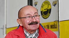 Jan Macháek, který proslavil hokejový Litvínov tím, e prodával maxi klobásy,...