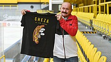 Jan Macháek, který proslavil hokejový Litvínov tím, e prodával maxi klobásy,...