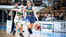 Gabriela Andlová z USK Praha stíhaná Dorou Ruffovou-Nagyovou z Györu.