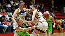 Zleva Monika Fu�íková, Ashley Joensová a Johana Sta�ková.