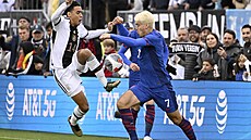 N�mecký fotbalista Jamal Musiala (vlevo) v souboji s Giem Reynou z USA.