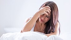 enské hormony mohou zapíinit velké nepíjemnosti. Ulevit si lze i bez lék.