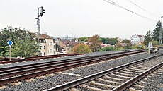 Kv�li pohybu tra�ového podlo�í demontovali pro odleh�ení náspu správci...