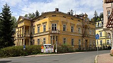 Oputný dm Koevoj v Tebízského ulici nedaleko mariánskolázekého divadla....