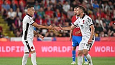 Albánský záložník Ylber Ramadani (vpravo) během kvalifikačního utkání proti...