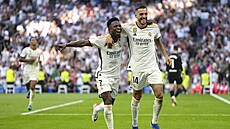 Joselu (vpravo) v dresu Realu Madrid slaví gól do sít Osasuny po boku...