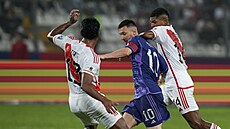 Lionel Messi (uprost�ed) z Argentiny proniká k brán� Peru, vlevo Renato Tapia,...