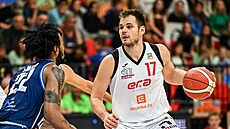 Jaromír Boha�ík z Nymburka úto�í v zápase s Kolínem, brání ho Jamari Smith.