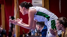 Natálie Stoupalová ze �abin Brno podporuje spoluhrá�ky.