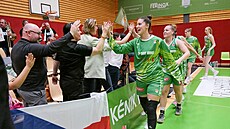 Basketbalistky KP TANY Brno slaví s fanouky pohárovou výhru v Lucembursku. V...