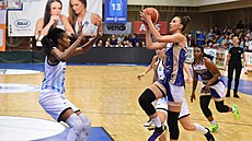 Valentýna Kadlecová z Chomutova st�ílí na ko� Szekszardu.