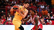 Tomá� Satoranský (vlevo) z FC Barcelona úto�í v zápase s Olympiakosem, brání ho...