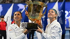 Sara Sorribesová (vlevo) a Marie Bouzková jako vítězky turnaje v Pekingu