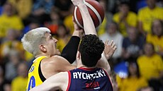 Radek Farský (vlevo) z Opavy úto�í na brn�nský ko�, brání ho Mat�j Rychtecký.