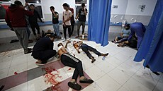 Zranní Palestinci v nemocnici al-ífa v Pásmu Gazu po izraelském náletu (17....