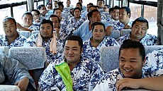 Japon�tí zápasníci sumó p�i cest� autobusem na soust�ed�ní p�ed devíti lety...