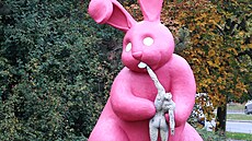 Známý betonový králík v Plzni na Lochotín dostal ped nedávnem syt rový...