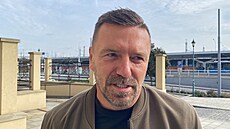 Bývalý fotbalista Tomá epka ped Okresním soudem Plze-msto. (10. íjna 2023)