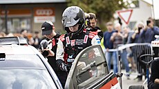 Finský závodník Kalle Rovanperä usedá za volant své Toyoty GR Yaris Rally1 v...