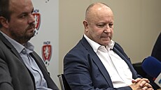 P�edseda fotbalové asociace Petr Fousek na tiskové konferenci po mimo�ádném...