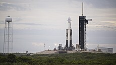 Raketa Falcon Heavy spole�nosti SpaceX se sondou Psyche na palub�.