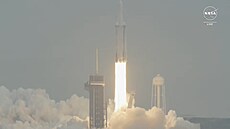 Raketa Falcon Heavy vynáí sondu Psyche na její mnohaletou misi ke kovovému...