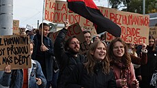 Stávkující pochodují k ministerstvu kolství (17. íjna 2023)