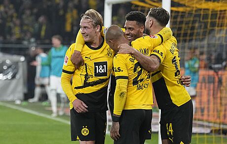 Julian Brandt, (vlevo) slaví svj gól se spoluhrái z Dortmundu.