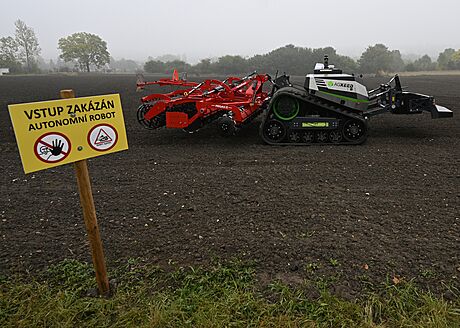 Autonomní traktor AGbot v praské Ruzyni.