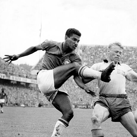 Brazilský fotbalista Garrincha bhem svtového ampionátu v roce 1958