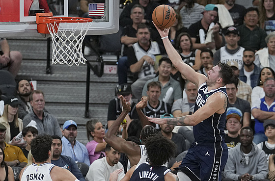 Luka Doni z Dallasu zakonuje na ko a San Antonia.