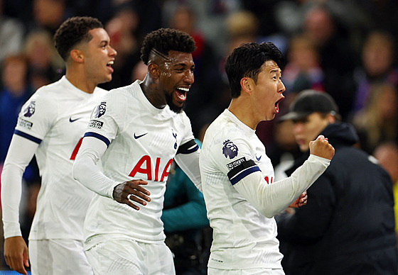 Fotbalisté Tottenhamu slaví gól v zápase proti Crystal Palace.