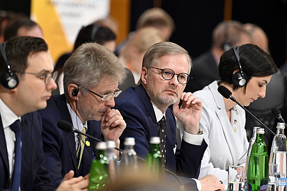 Premiér Petr Fiala a éfové obou komor parlamentu, pedseda Senátu Milo Vystril a pedsedkyn Snmovny Markéta Pekarová Adamová budou pítí rok brát o stovku msín navíc, ale jinak se platy vrcholných politik nemní.